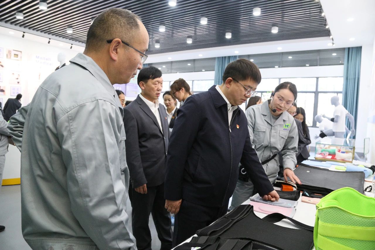 中共宣威市醫(yī)保局黨組與公司黨支部聯(lián)合舉辦“送法進企業(yè)”主題黨日活動